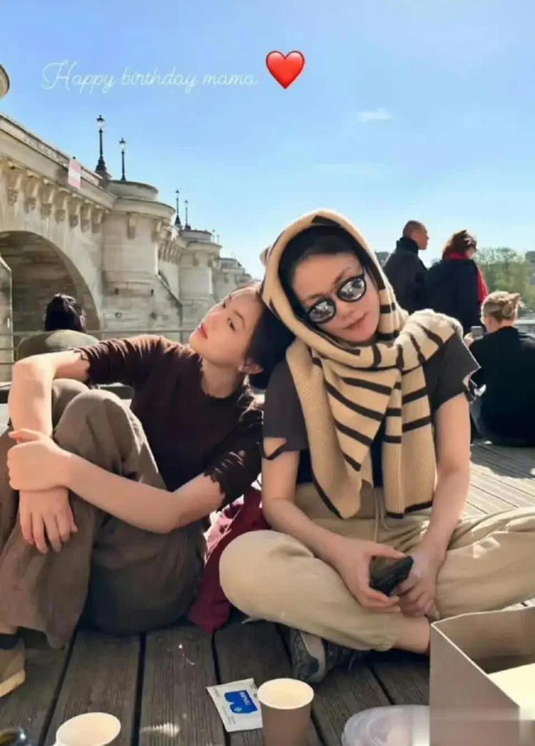 王菲女儿李嫣近照曝光，时尚穿搭魅力足，嘴巴修复效果惊艳