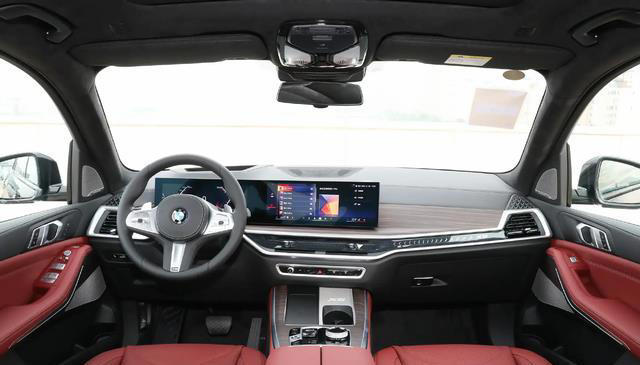 实拍宝马X5，轴距超3米1，入门配2.0T+8AT动力，选它还是新势力？