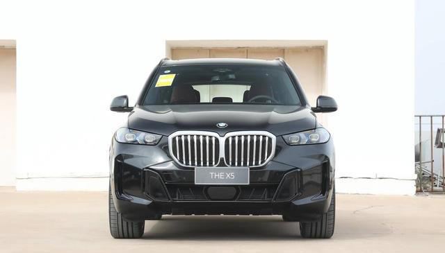 实拍宝马X5，轴距超3米1，入门配2.0T+8AT动力，选它还是新势力？