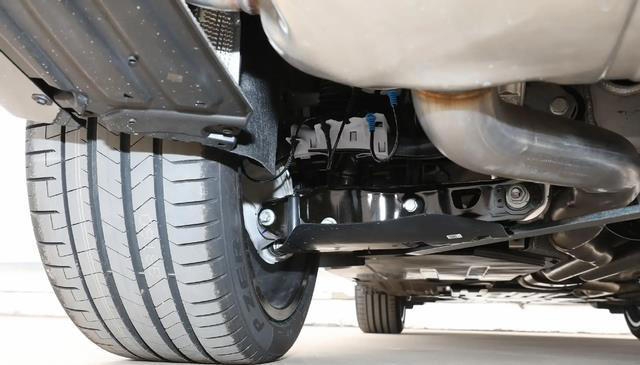 实拍宝马X5，轴距超3米1，入门配2.0T+8AT动力，选它还是新势力？