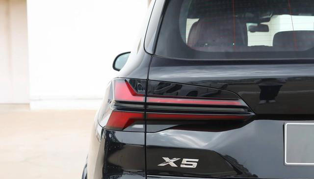 实拍宝马X5，轴距超3米1，入门配2.0T+8AT动力，选它还是新势力？