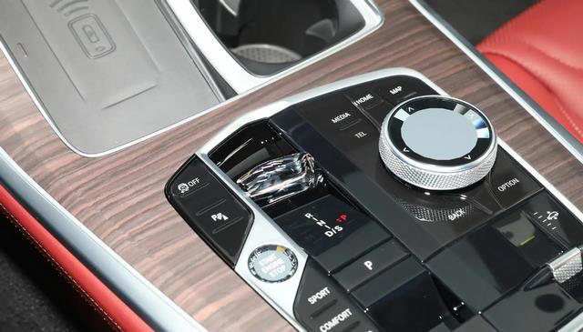 实拍宝马X5，轴距超3米1，入门配2.0T+8AT动力，选它还是新势力？