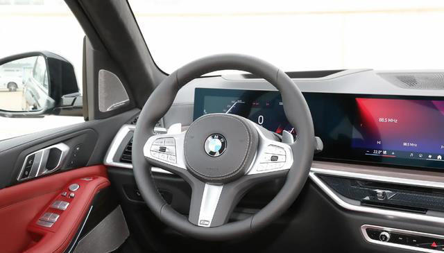 实拍宝马X5，轴距超3米1，入门配2.0T+8AT动力，选它还是新势力？