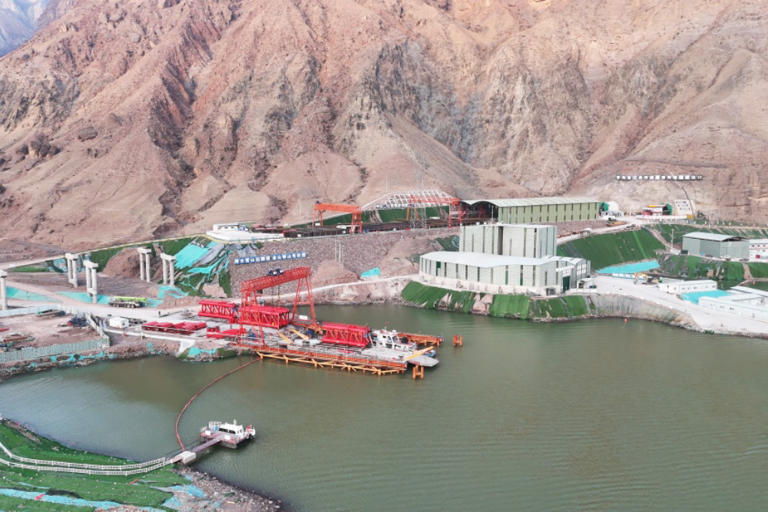 黄河浪尖架通途