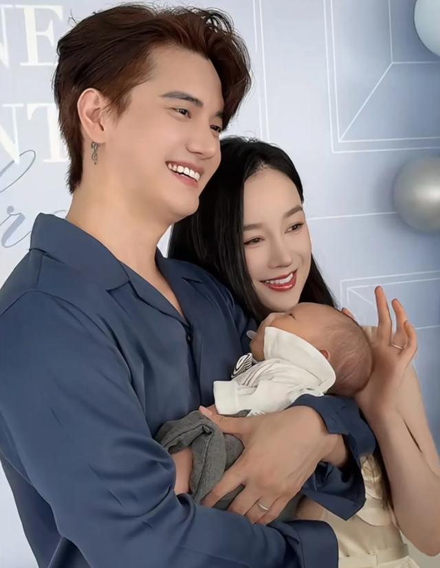 张檬金恩圣参加婚礼，离开滤镜和美颜，张檬看起来像老了十几岁