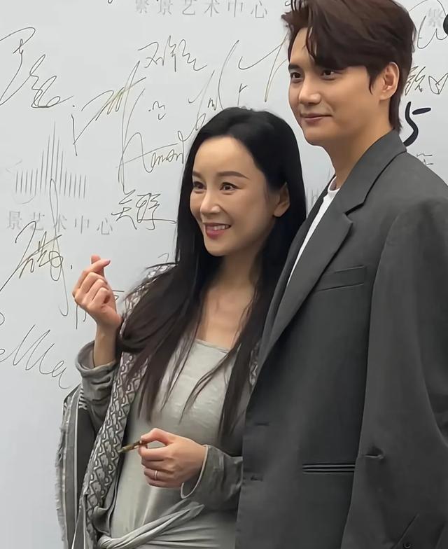 张檬金恩圣参加婚礼，离开滤镜和美颜，张檬看起来像老了十几岁