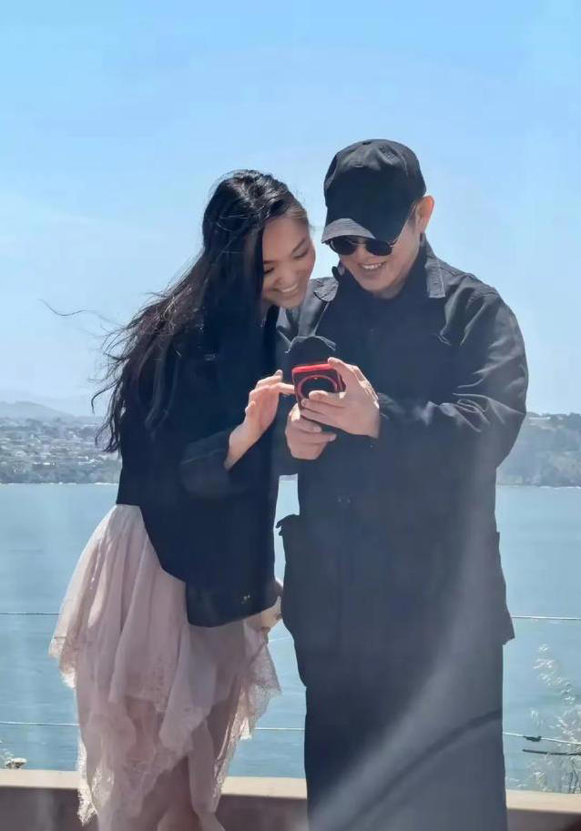 61岁李连杰逛公园吃热狗，女儿陪笑脸满满，却被粉丝堵门