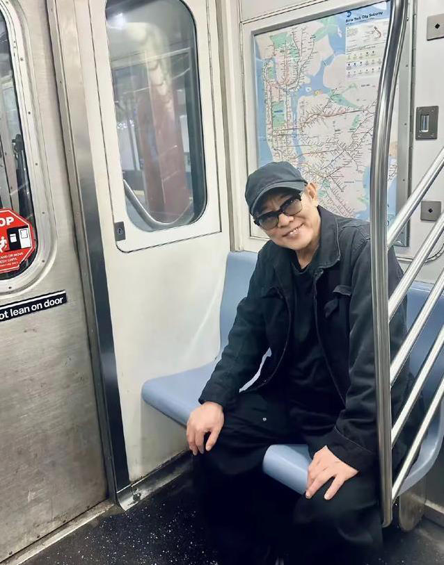 61岁李连杰逛公园吃热狗，女儿陪笑脸满满，却被粉丝堵门