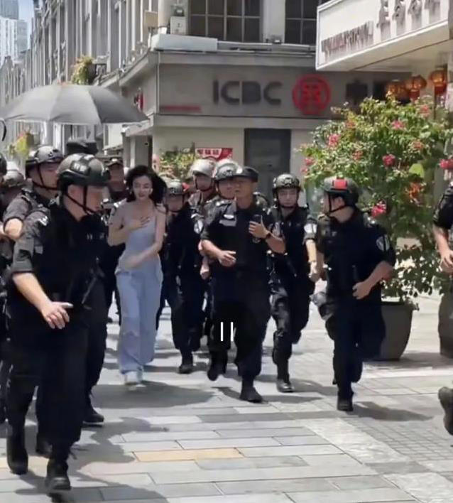 70岁周润发晨跑遇粉丝，主动合影帮按摩，巨星为何如此接地气？