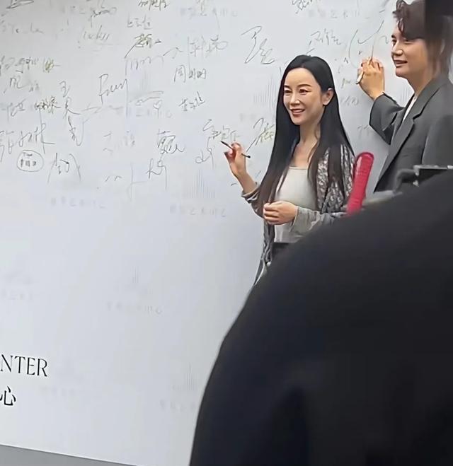 张檬金恩圣参加婚礼，离开滤镜和美颜，张檬看起来像老了十几岁