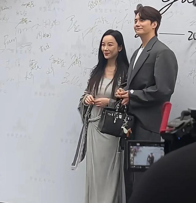 张檬金恩圣参加婚礼，离开滤镜和美颜，张檬看起来像老了十几岁