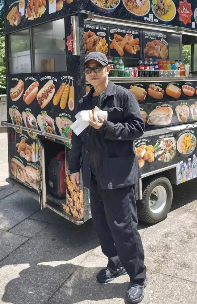 61岁李连杰逛公园吃热狗，女儿陪笑脸满满，却被粉丝堵门