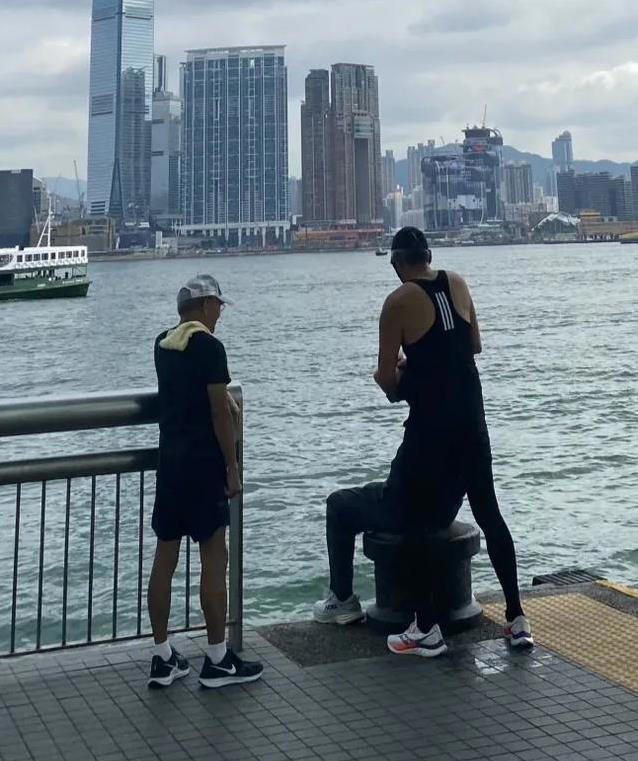 70岁周润发晨跑遇粉丝，主动合影帮按摩，巨星为何如此接地气？