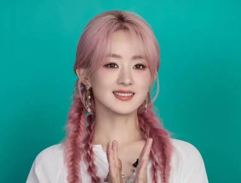 近期，演员赵丽颖陷入舆论风波，疑似因不当言论问题受到平台处理。 有网友发现，赵丽颖曾带热搜话题发布的三条微博已从平台消失，而平台显示其本人在此期间并未上线，这一情况引发了关于其是否被平台处罚的猜测。  此前，赵丽颖因 "恋情后首露面" 登