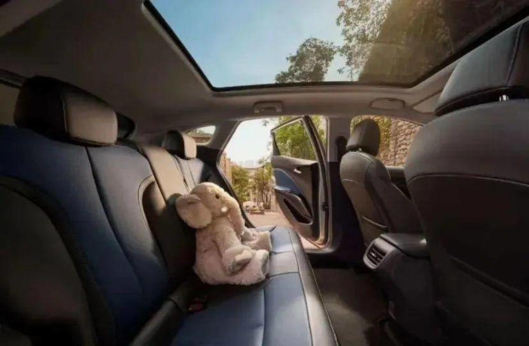 又一合资车放弃“尊严”了！从近20万降至8.58万，性价比完胜比亚迪秦