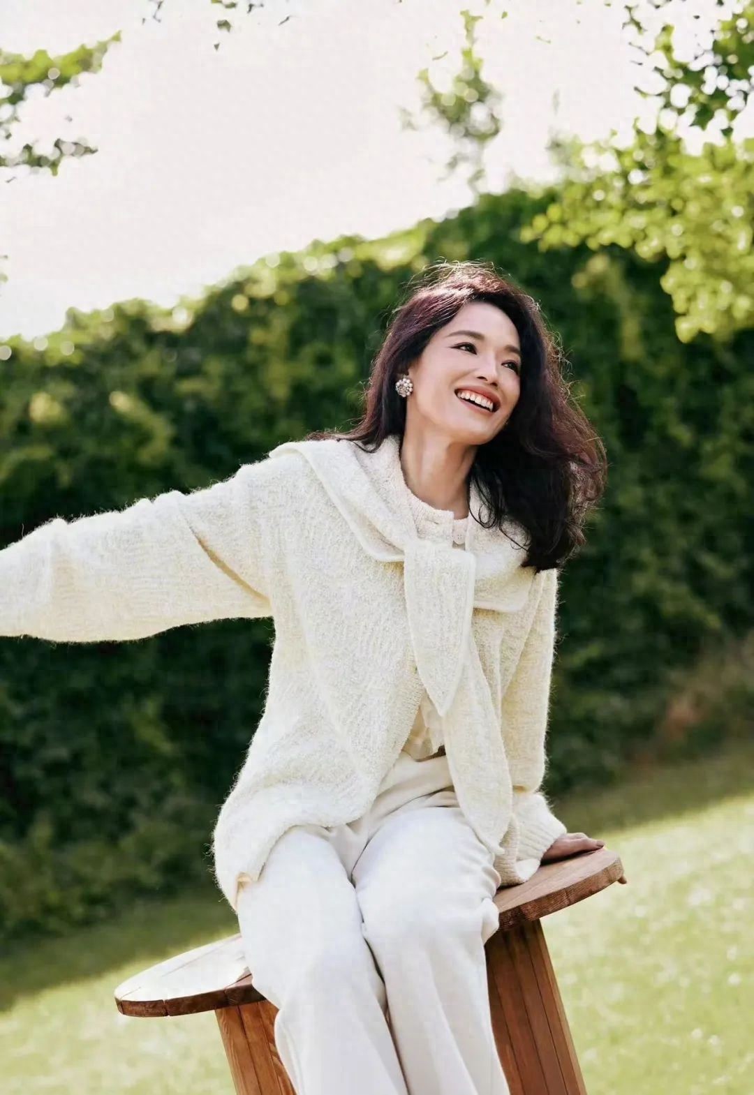 最近被舒淇49岁的生日照，惊到了！  这种毫不避讳展示岁月痕迹的松弛感，在娱乐圈里当真是独一份的。   4月16日，是舒淇49岁生日及入行30年的纪念日。  这样重要的日子，她素着一张脸，随随便便就拍了张照片发出来。    照片里甚