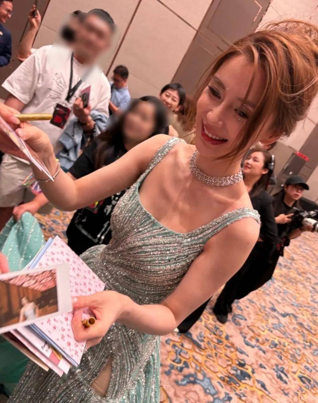 36岁杨颖现身活动，身材消瘦神色拘谨，复出新剧被曝给李沁作配