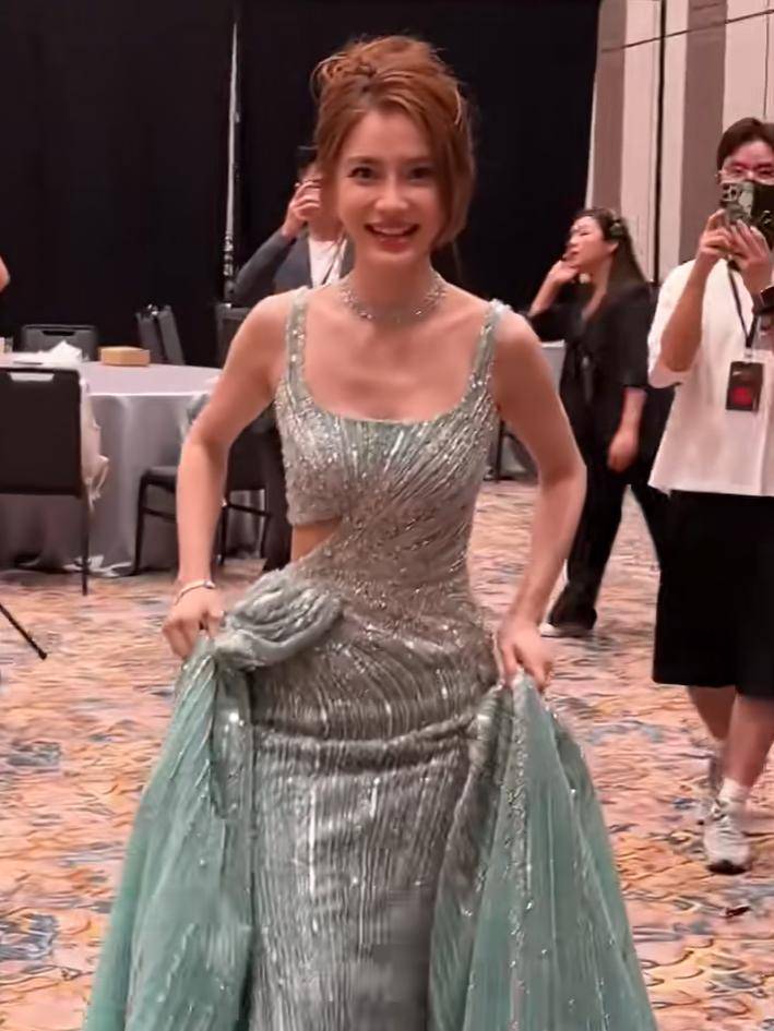 36岁杨颖现身活动，身材消瘦神色拘谨，复出新剧被曝给李沁作配