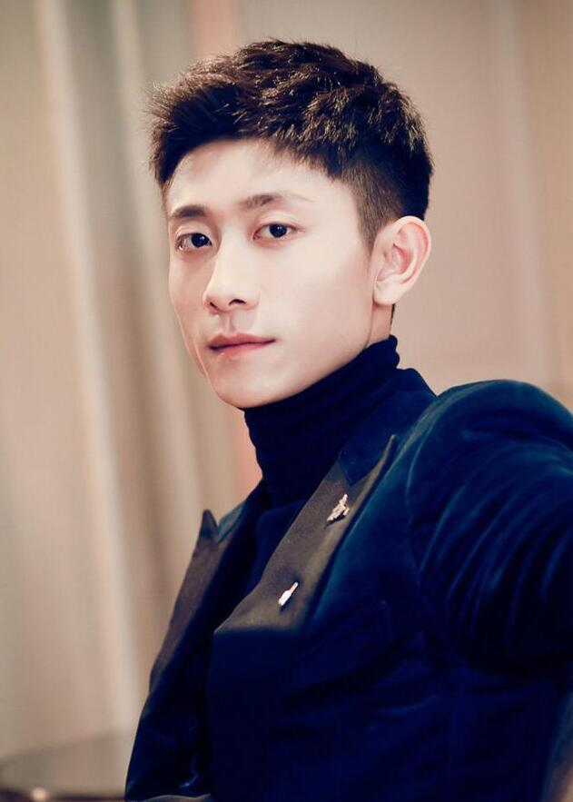 最近悬疑剧《在人间》的拍摄花絮火了。 张一山和赵丽颖跪着互扇耳光的片段，让观众见识了什么叫动真格的表演。 这场戏反复拍了二十多次，两位主演膝盖都磨破了，剧组还投入重金特效，硬是给国产悬疑剧打开了新大门。  更让人揪心的是幕后细节。 为了拍