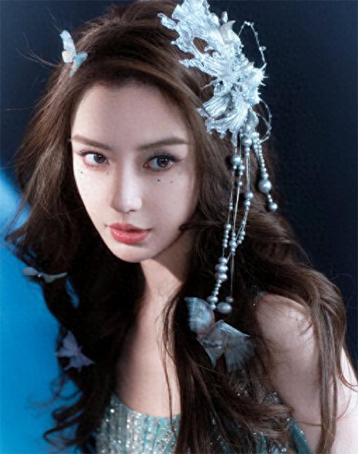 5月25日，Angelababy（杨颖）以品牌亚太区代言人身份亮相澳门Bio-E新品发布会，一袭薄荷绿闪钻礼服搭配白金珠宝，瞬间引爆社交平台。活动生图以4836.8万阅读量、8.8万互动量登顶热搜，网友直呼“好权威的一张脸”“内娱顶级美貌回