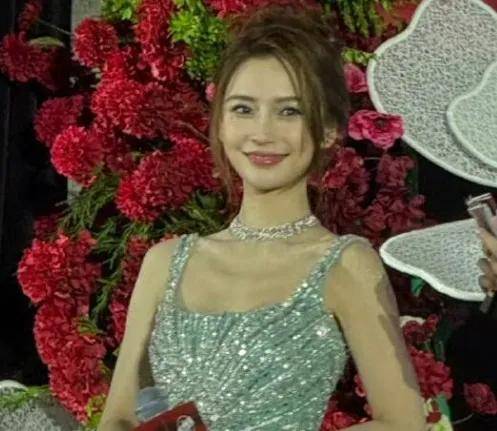 36岁杨颖现身活动，身材消瘦神色拘谨，复出新剧被曝给李沁作配