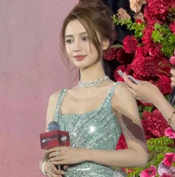 36岁杨颖现身活动，身材消瘦神色拘谨，复出新剧被曝给李沁作配