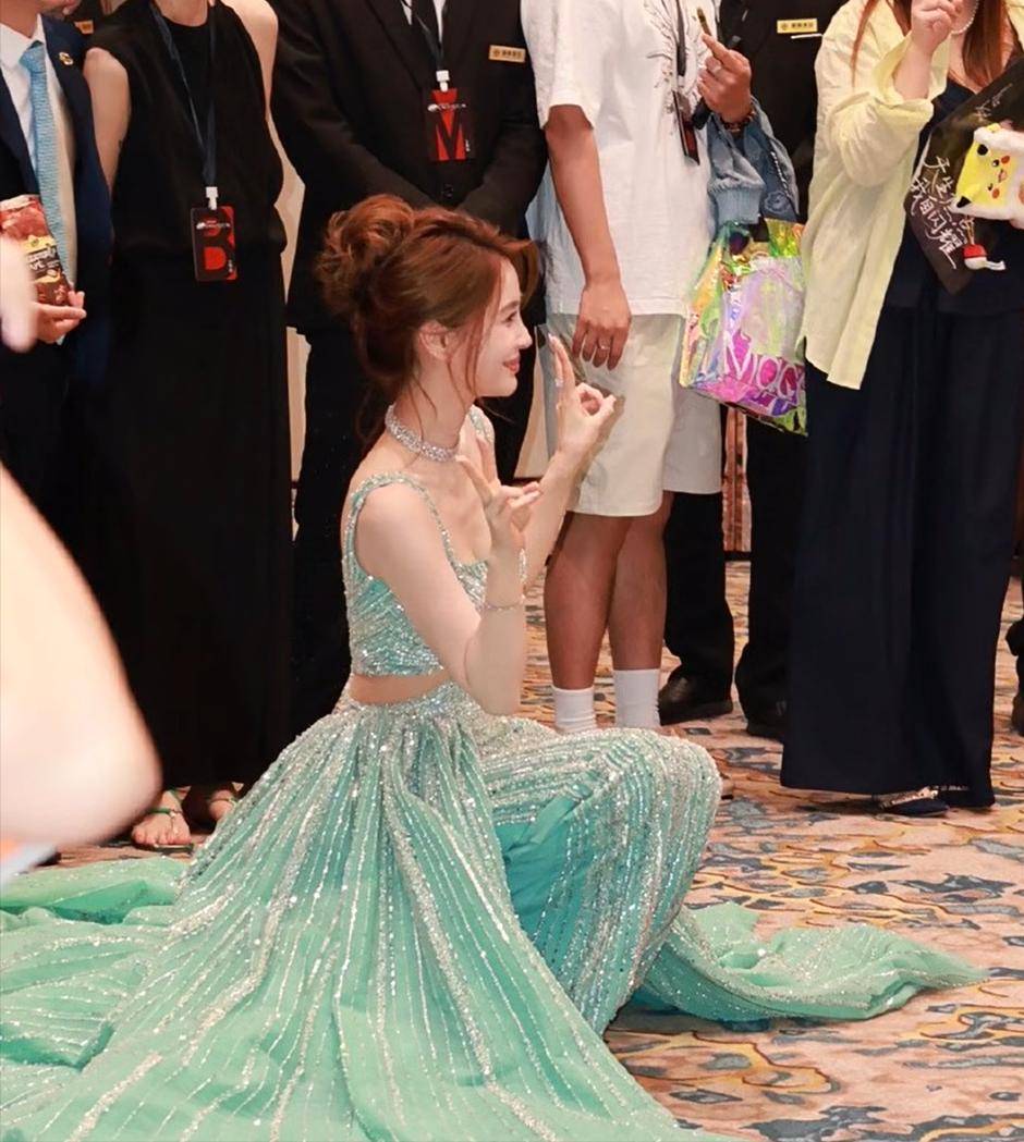 36岁杨颖现身活动，身材消瘦神色拘谨，复出新剧被曝给李沁作配