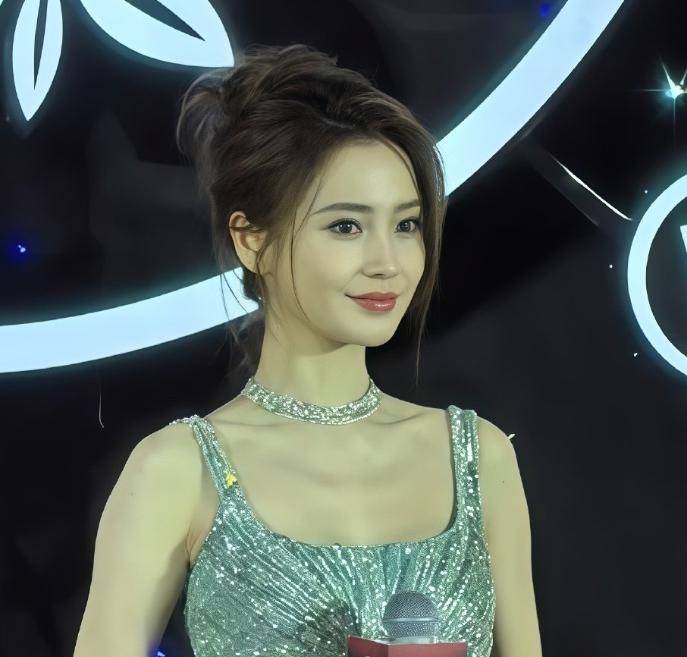 36岁杨颖现身活动，身材消瘦神色拘谨，复出新剧被曝给李沁作配