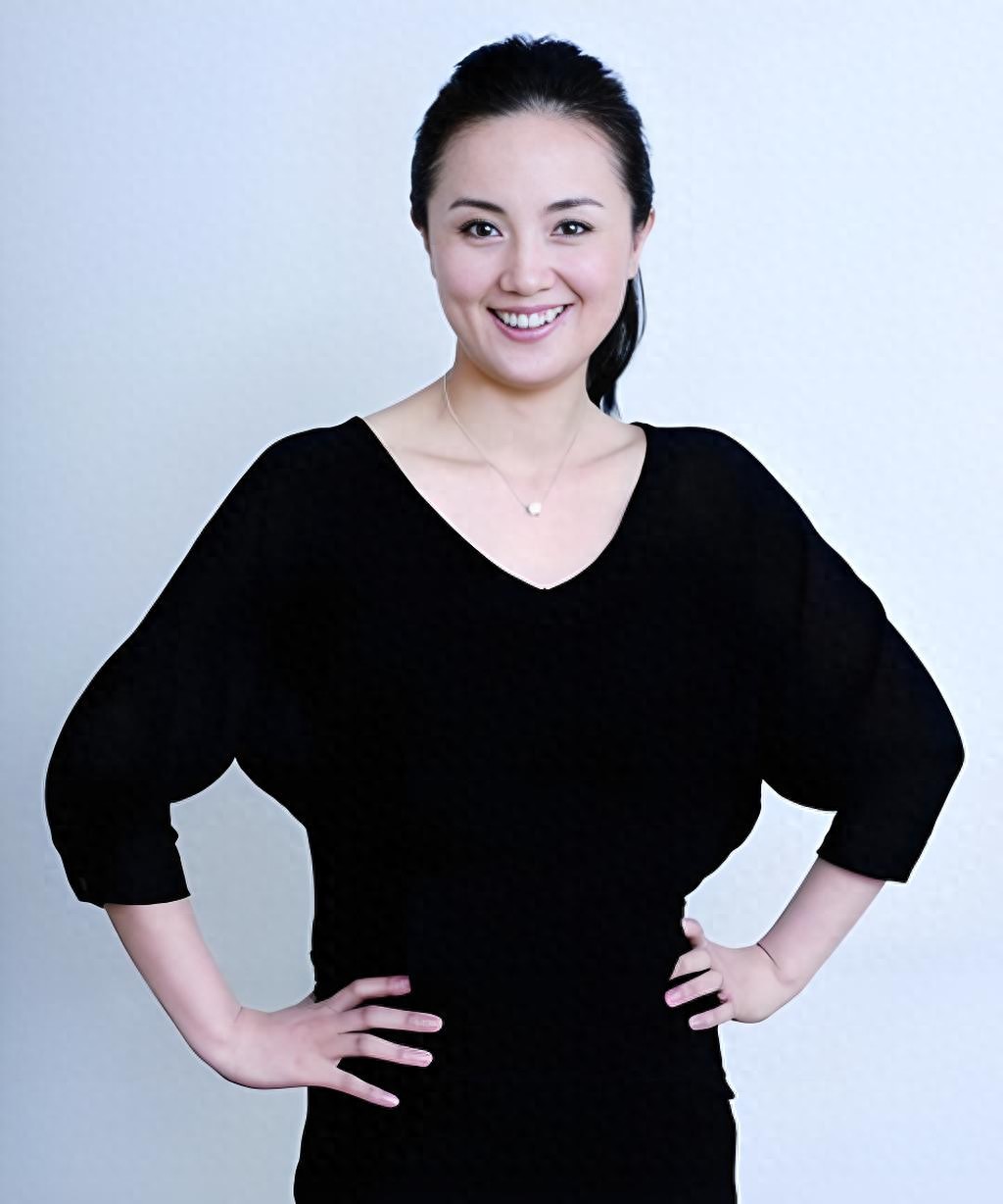 朱媛媛的离世，震惊了娱乐圈，震荡了全网，引发全民悼念。 朱媛媛身后有这样的哀荣，可见大家对她是多么的认可和敬重。 在这次全民悼念的浪潮中，很多网友晒出了与朱媛媛有关的照片。 比如有在日本生活的网友晒出偶遇朱媛媛辛柏青夫妇，与他们的合影