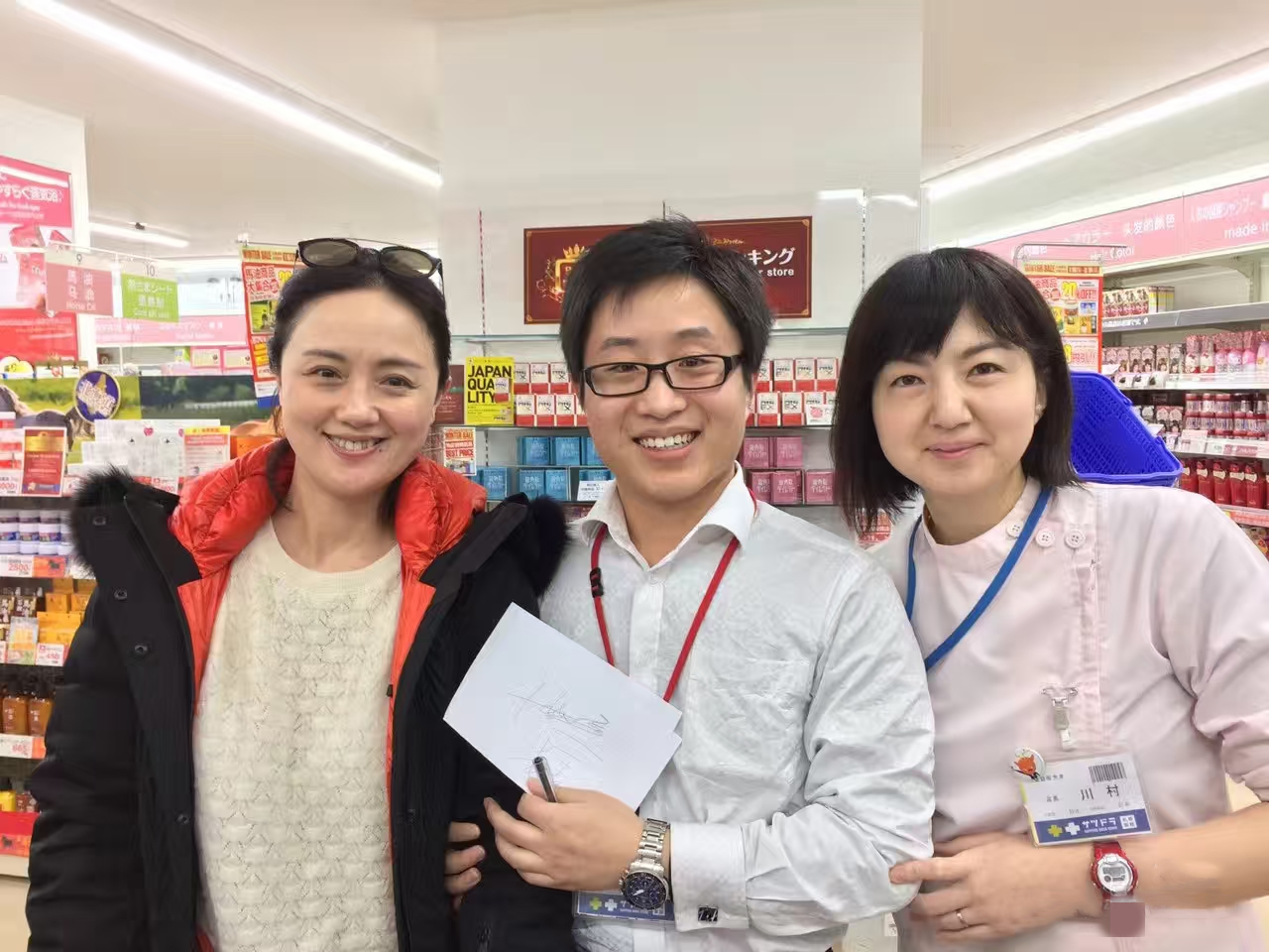 靳东趴在朱媛媛肩上合影，辛柏青反应太好玩，难怪夫妻俩恩爱32年