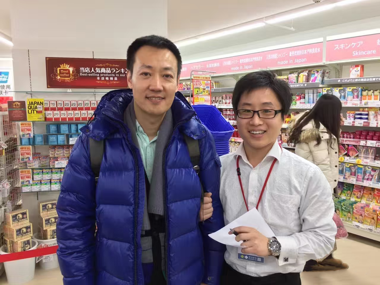 靳东趴在朱媛媛肩上合影，辛柏青反应太好玩，难怪夫妻俩恩爱32年