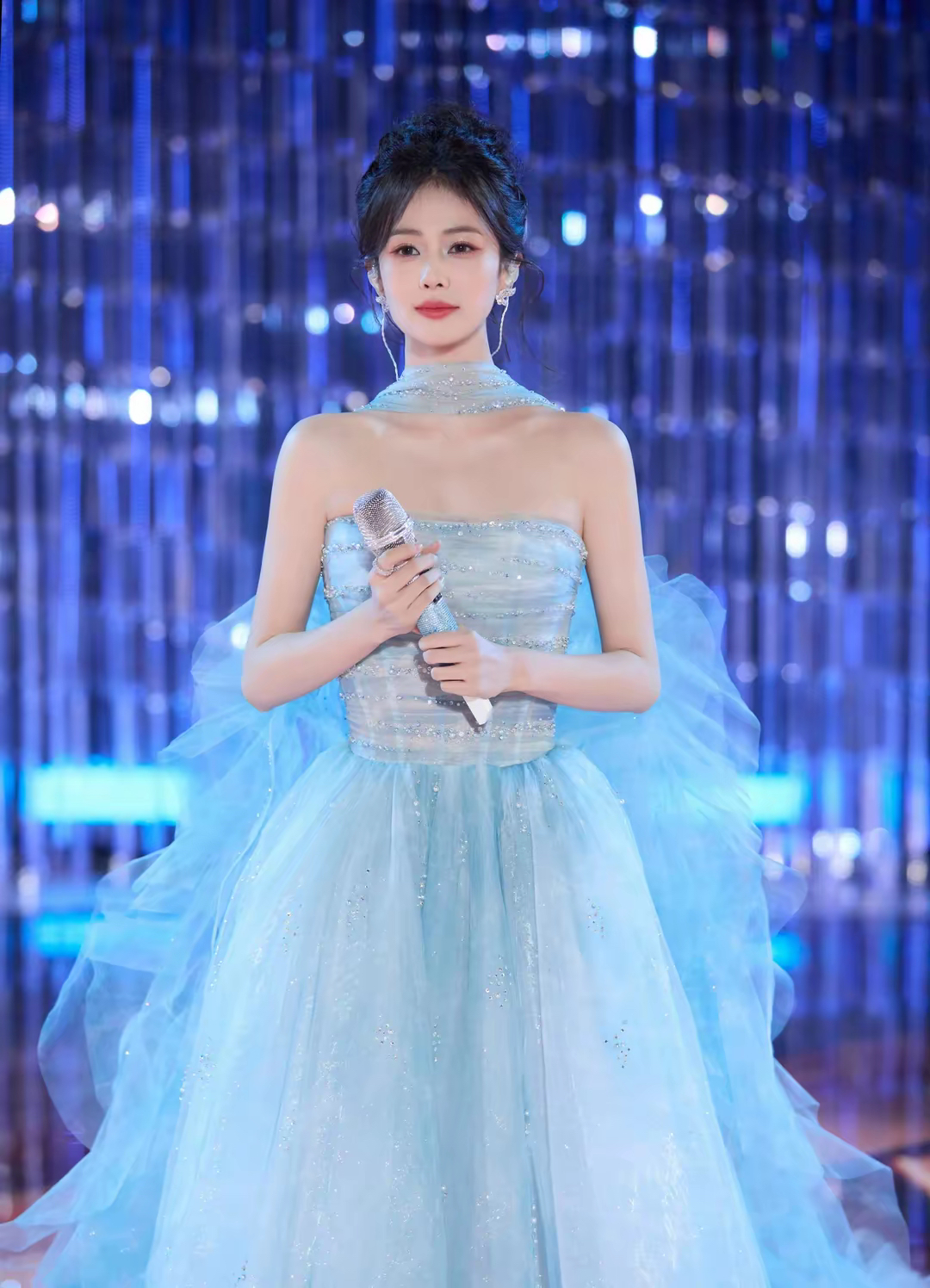 白鹿蓝裙造型掀热议,真实才是最高级的时尚宣言