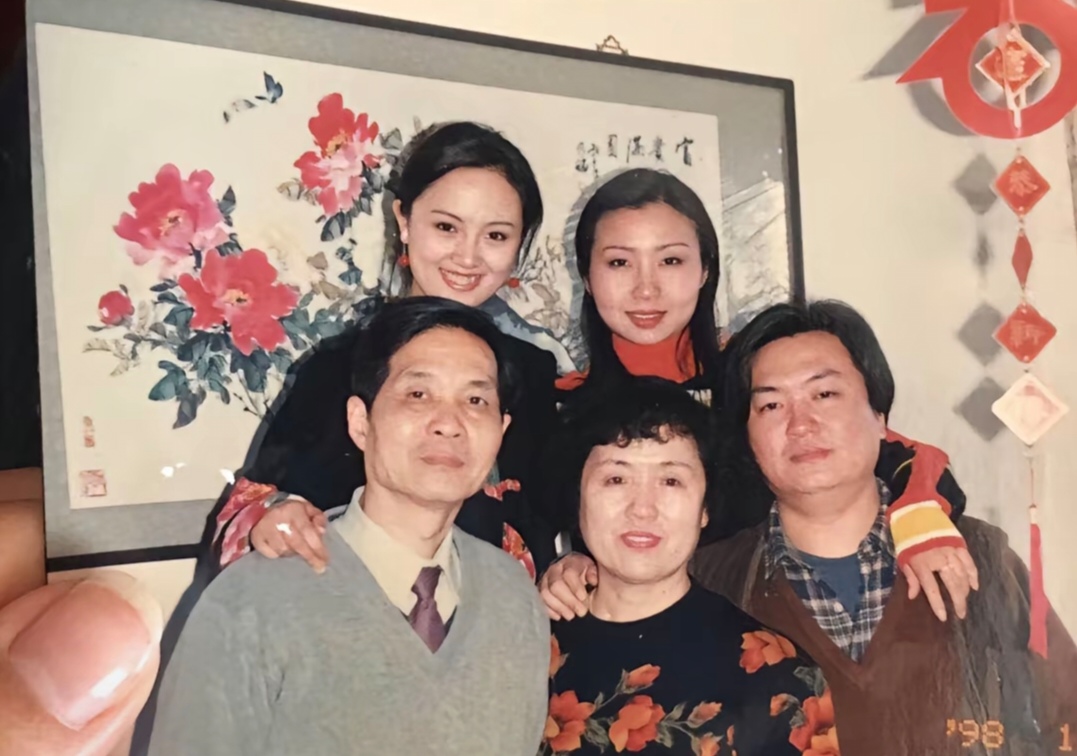 靳东趴在朱媛媛肩上合影，辛柏青反应太好玩，难怪夫妻俩恩爱32年