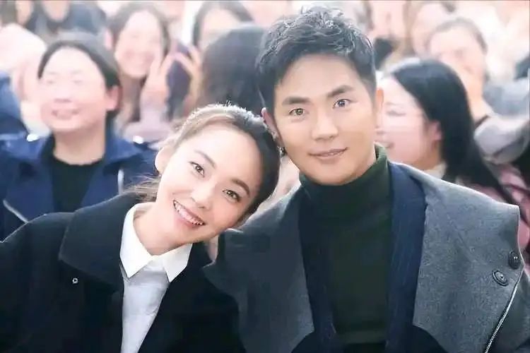 又一对姐弟恋曝光，女方张佳宁拒认生父，却送母亲豪宅，还坦言舅舅就是我爸