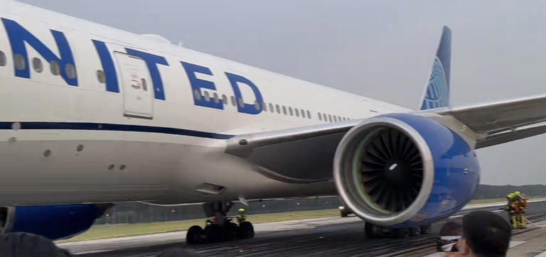 美联航一客机在北京首都机场中断起飞，有旅客见右侧机翼下闪火光