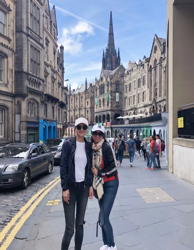 靳东趴在朱媛媛肩上合影，辛柏青反应太好玩，难怪夫妻俩恩爱32年