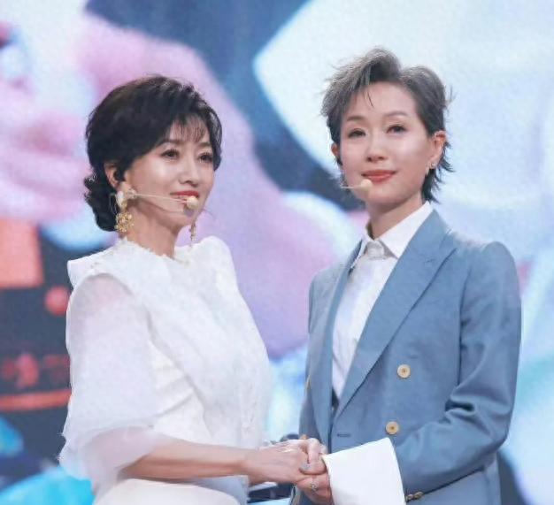 赵雅芝、叶童 前言 叶童最近发布的一则动态，让人们窥探出了她和赵雅芝的真实关系，30多年前，叶童和赵雅芝共同出演了《新白娘子传奇》，并且成为流传多年的经典作品，剧中她和赵雅芝也是饰演的夫妻。 世界上没有密不透风的墙，这对观众眼中的“神仙眷