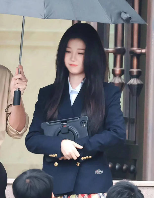 被虞书欣制服造型拿捏！长裙甜笑直戳心巴