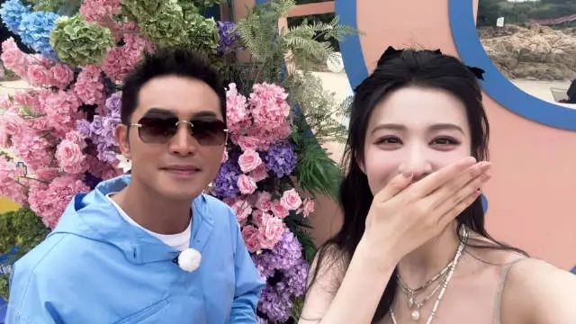 就在《跑男》录制现场，47岁的沙溢穿着破洞牛仔裤亮相，古铜色皮肤格外抢眼。连见惯明星的工作人员都直呼：“沙溢老师状态太好了！” 这位常被说成“综艺混饭吃”的中年演员，这次和25岁小花王楚然搭档，意外成了观众眼中的抢眼组合。  更让人惊喜的