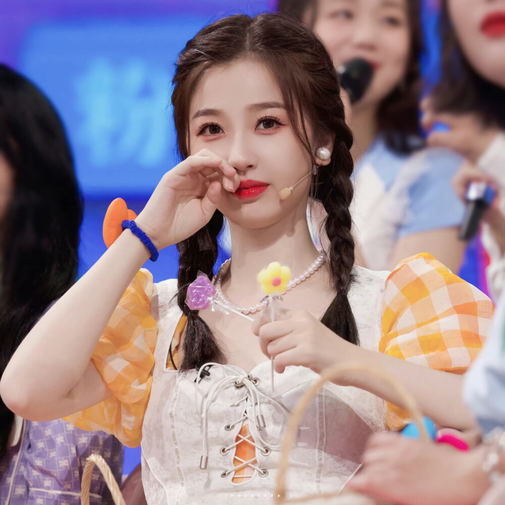 被虞书欣制服造型拿捏！长裙甜笑直戳心巴