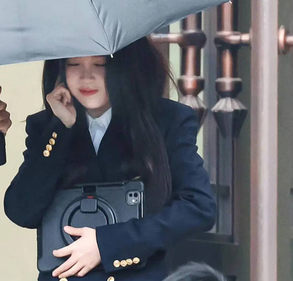 被虞书欣制服造型拿捏！长裙甜笑直戳心巴