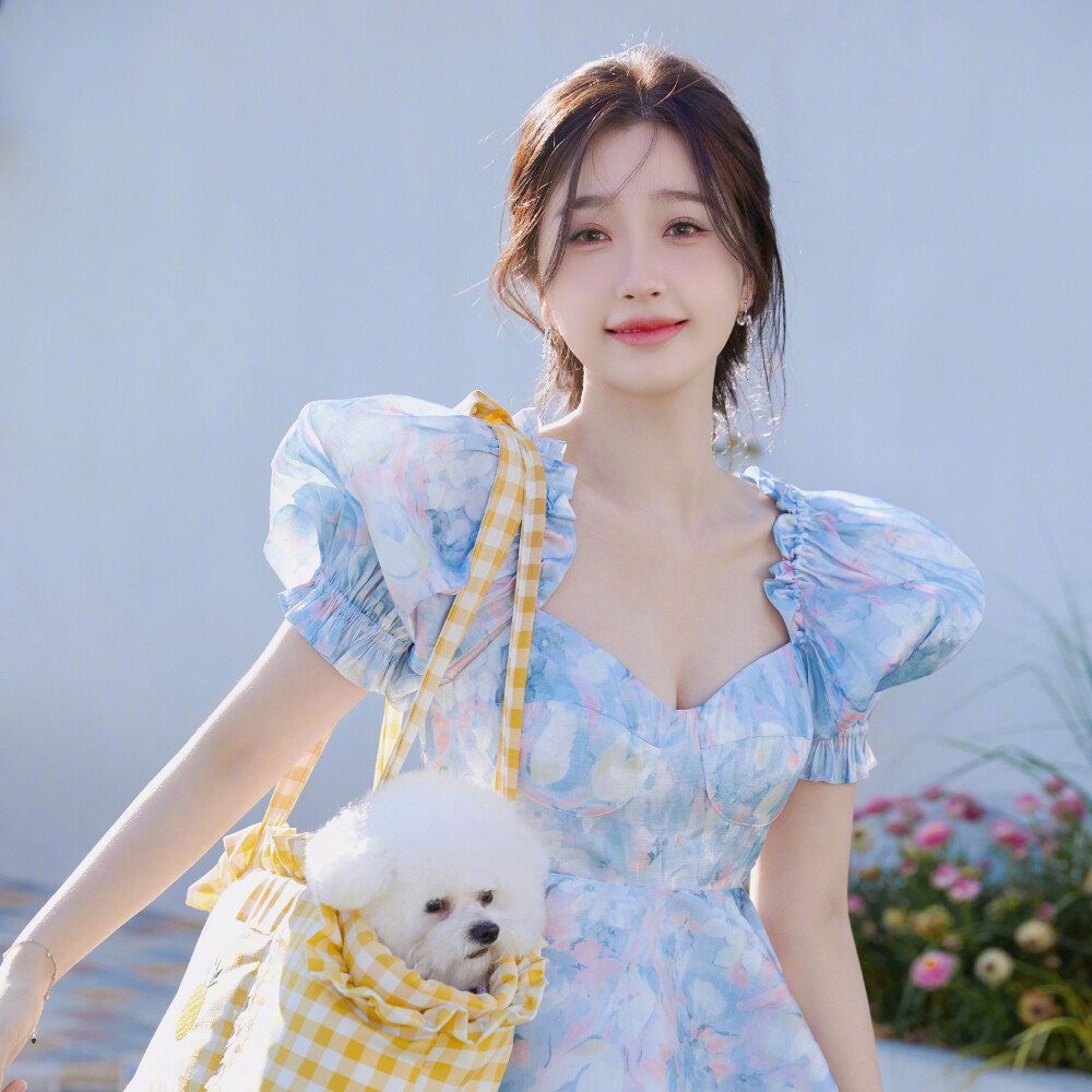 被虞书欣制服造型拿捏！长裙甜笑直戳心巴