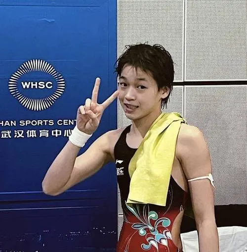 陈芋汐和新搭档夺冠领奖，台下全红婵成遗憾，她的预言似乎成真了