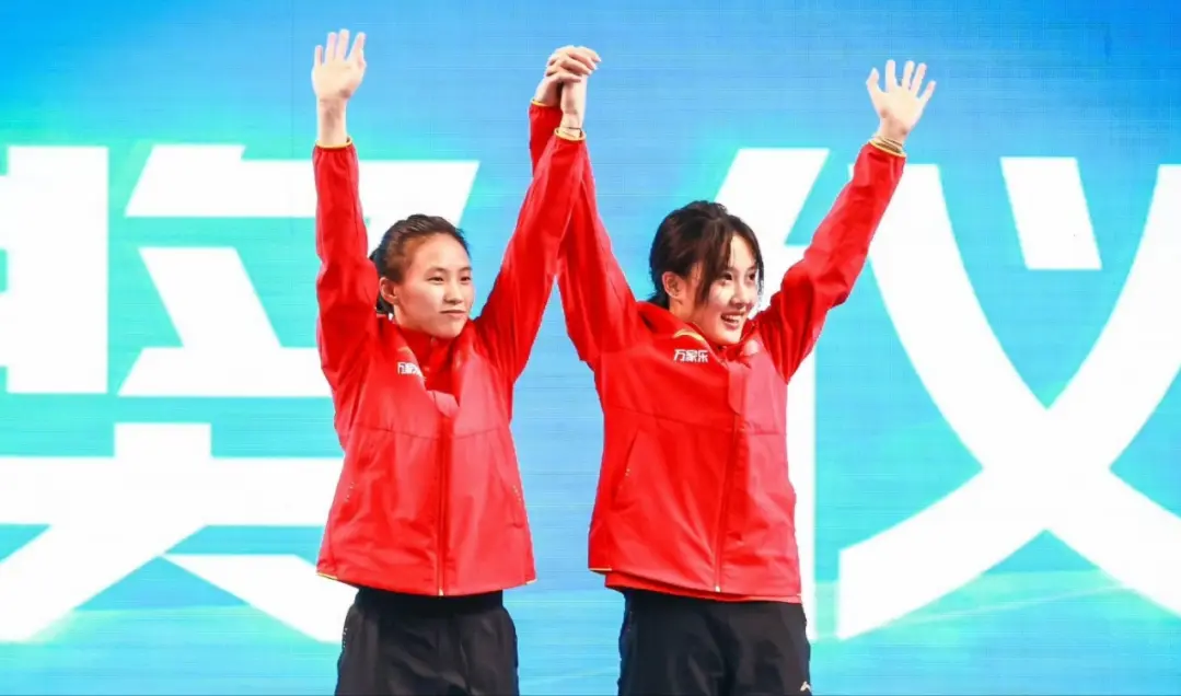陈芋汐和新搭档夺冠领奖，台下全红婵成遗憾，她的预言似乎成真了