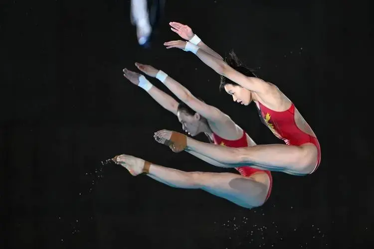 陈芋汐和新搭档夺冠领奖，台下全红婵成遗憾，她的预言似乎成真了