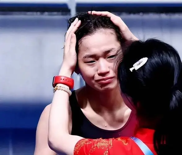 陈芋汐和新搭档夺冠领奖，台下全红婵成遗憾，她的预言似乎成真了