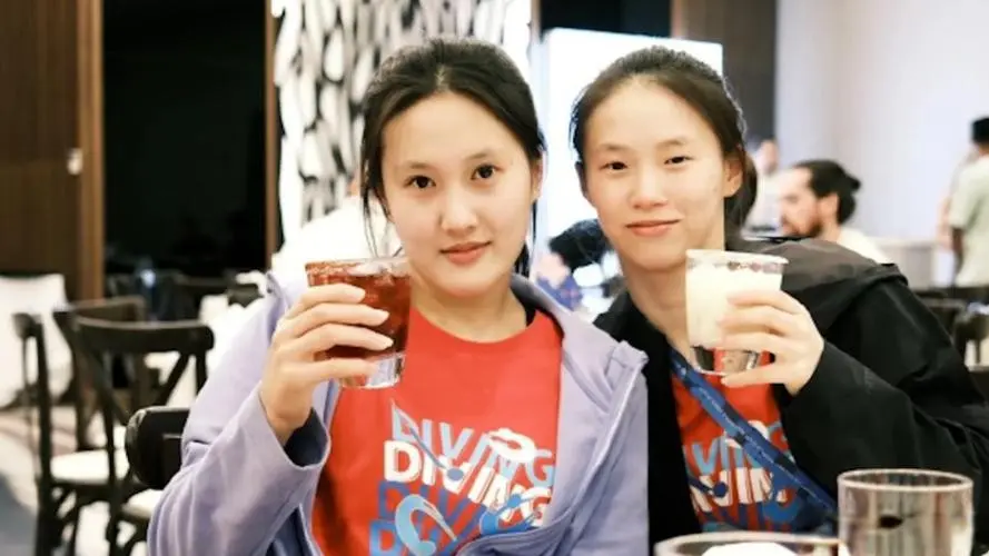 陈芋汐和新搭档夺冠领奖，台下全红婵成遗憾，她的预言似乎成真了