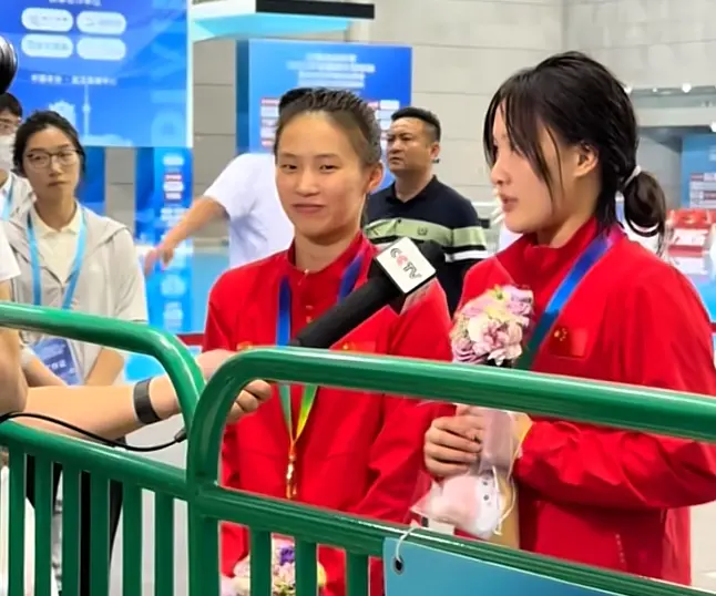陈芋汐和新搭档夺冠领奖，台下全红婵成遗憾，她的预言似乎成真了