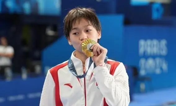 陈芋汐和新搭档夺冠领奖，台下全红婵成遗憾，她的预言似乎成真了