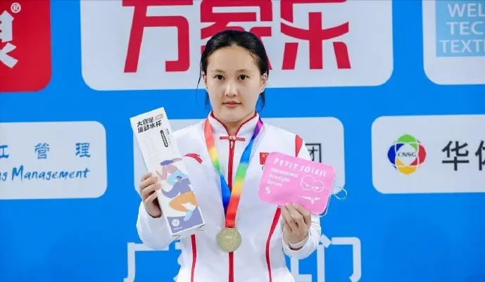 陈芋汐和新搭档夺冠领奖，台下全红婵成遗憾，她的预言似乎成真了